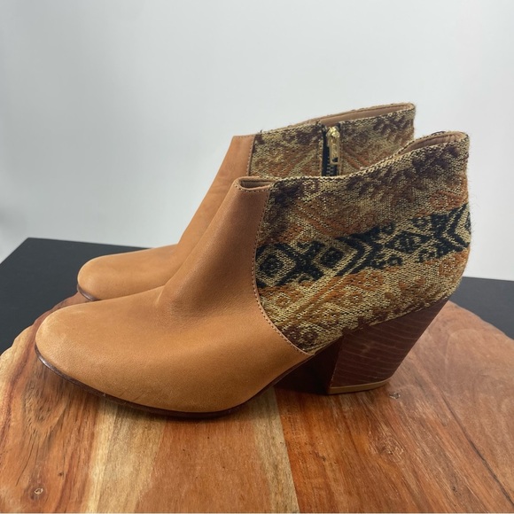 Fortress of Inca Adriana Coco Delhi Booties Boots Size 8 Tapestry Zipper - Picture 1 of 10